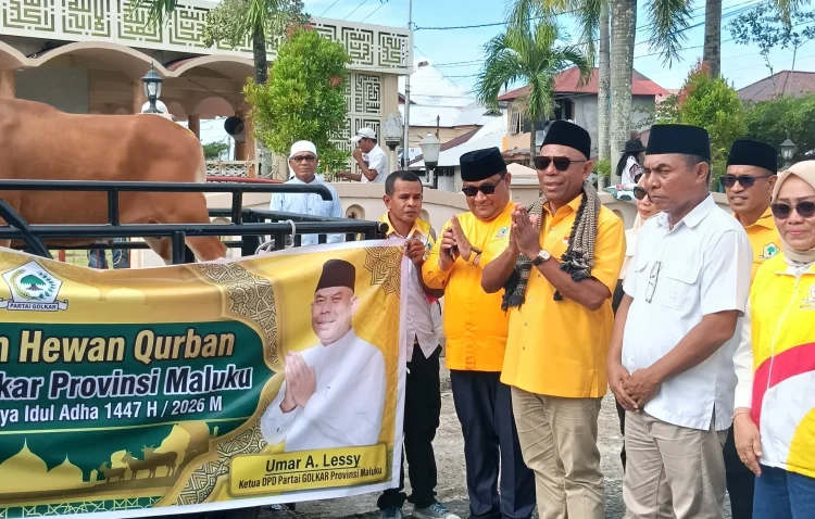 Golkar Maluku Serahkan Hewan Qurban di Tulehu