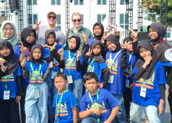 Kota Tua Jadi Kelas Terbuka, Siswa RBC Latih Bahasa Inggris Bersama Turis Asing