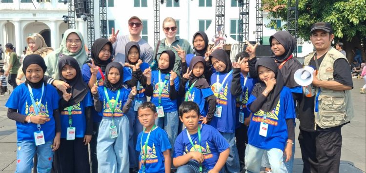 Kota Tua Jadi Kelas Terbuka, Siswa RBC Latih Bahasa Inggris Bersama Turis Asing