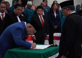 Bodewin Wattimena Lantik Roberd Sapulette Jadi Sekda Kota Ambon