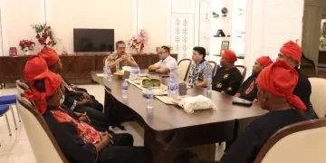 Hendrik Lewerissa Dengarkan Suara Raja-Raja dari Kaki Manusela