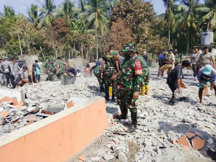 Dipantau Danrem Rafles, TNI-Polri, ASN dan Warga Bersihkan Rumah Pastori di Patahuwe