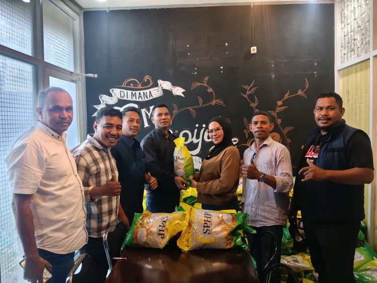 Melalui Forum Peduli SBB, Kafe Ujung JMP Donasi 1 Ton Beras untuk Korban Terdampak Konflik di Taniwel
