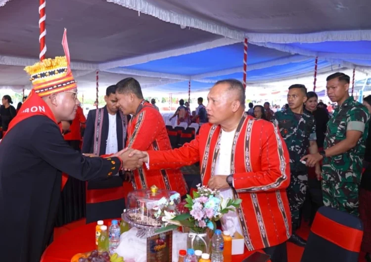 Danrem 151/Binaiya Tampil Berbalut Busana Adat Merah, Hadiri Puncak HUT ke-451 Kota Ambon