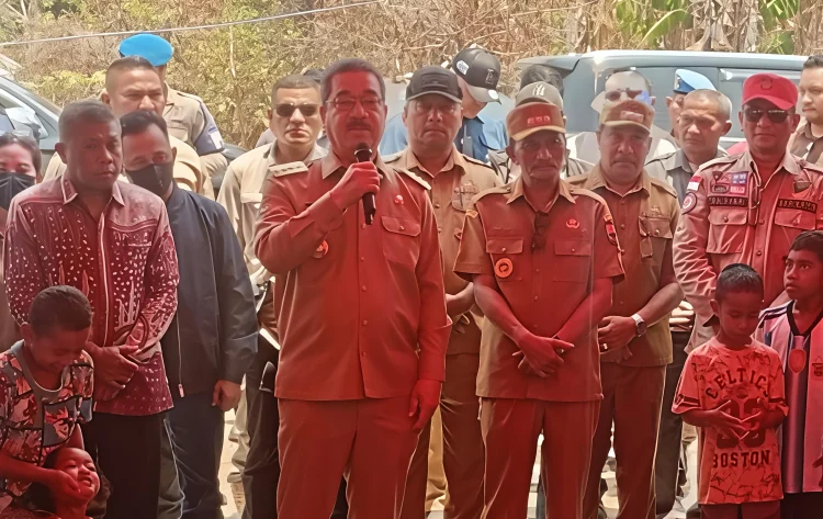Gubernur Hendrik Temui Pengungsi di Taniwel, Bupati Asri Siapkan Perbaikan 29 Rumah