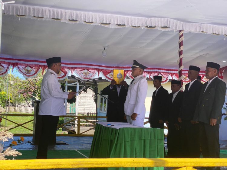 Bupati SBT Lantik Pejabat Kepala Negeri dan BPN Batuasa